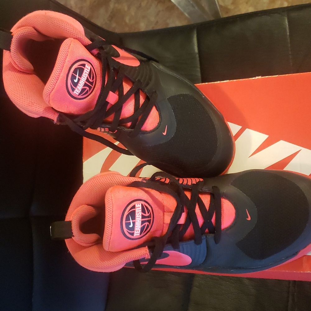 💫Nike Team Hustle D 9 Black and Pink Sneakers - Picture 2 of 10